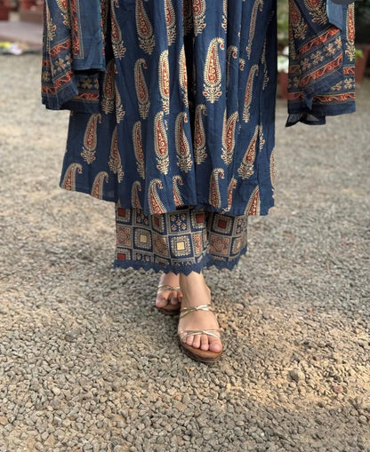 Women's V-Neck Blue Paisley Kurta and Wide-Leg Pants