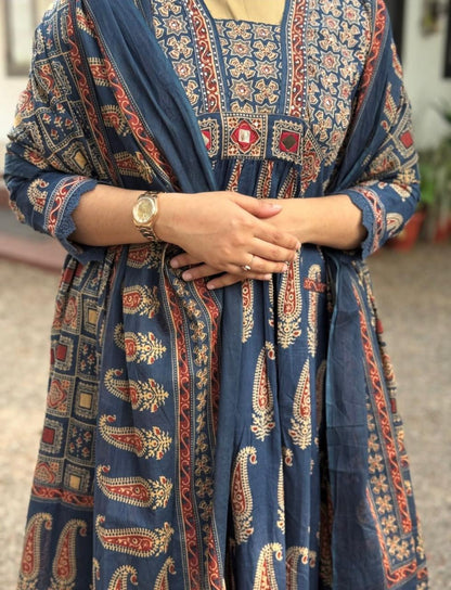 Women's V-Neck Blue Paisley Kurta and Wide-Leg Pants